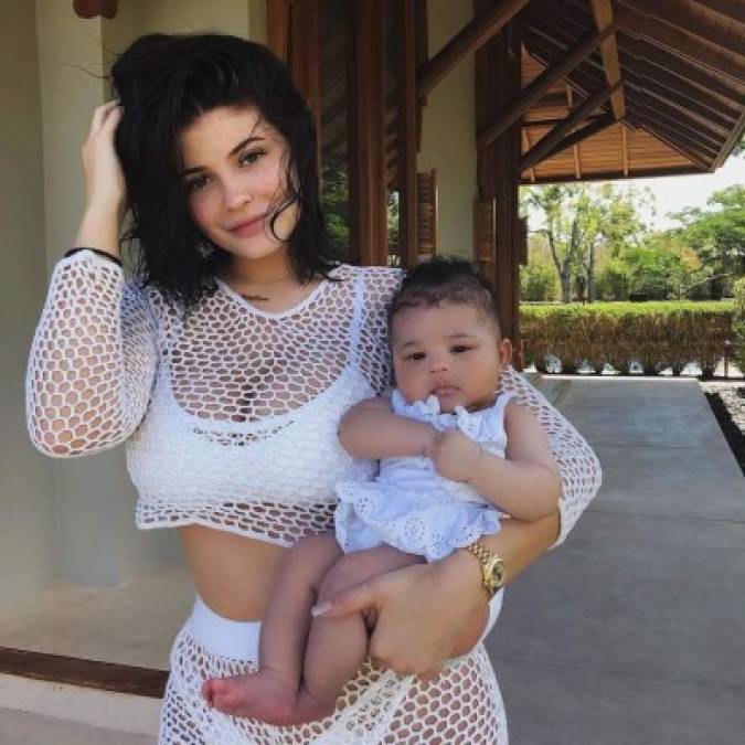 Stormi Webster<br/><br/>La hija de Kylie Jenner y Travis Scott, todavía no cuenta con un perfil oficial, pero basta con ser la pequeña de la menor de las Kardashian Jenner para causar furor en la red.<br/>Solo su madre cuenta con 109 millones de seguidores en su cuenta verificada de Instagram, y cada vez que sube una imagen junto a su hija rompe récords.<br/>