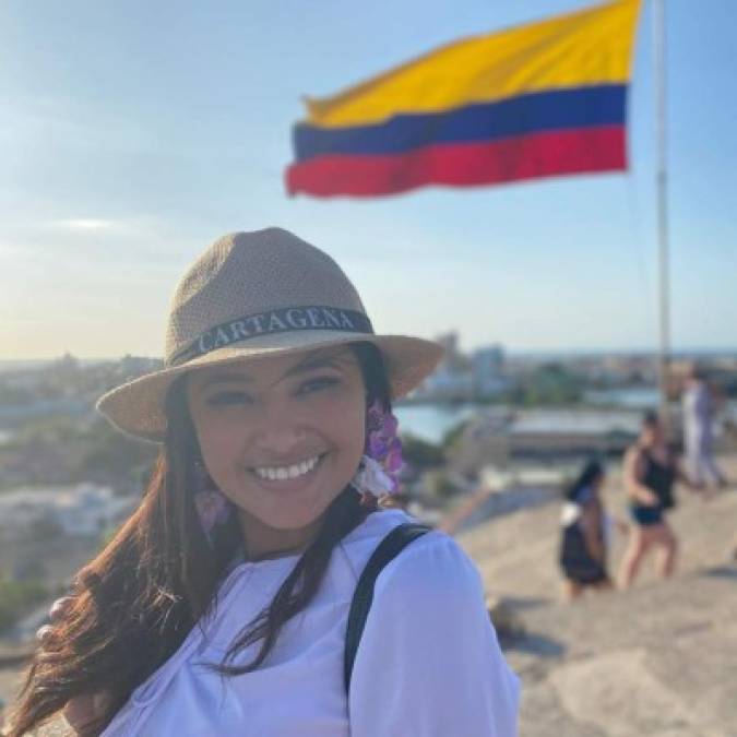 Milagro lució una camisa blanca y short de jean azul en su tour por Cartagena.