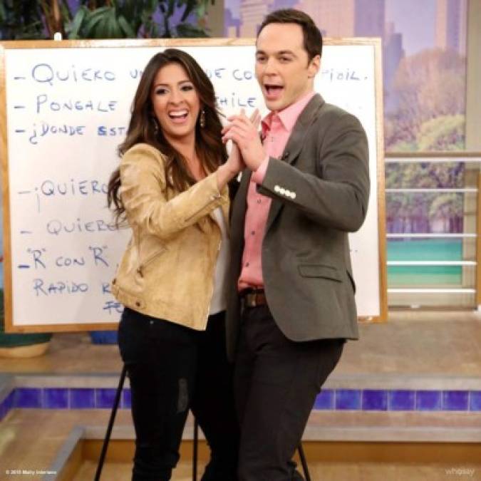 Maity Interiano baila con Jim Parsons.