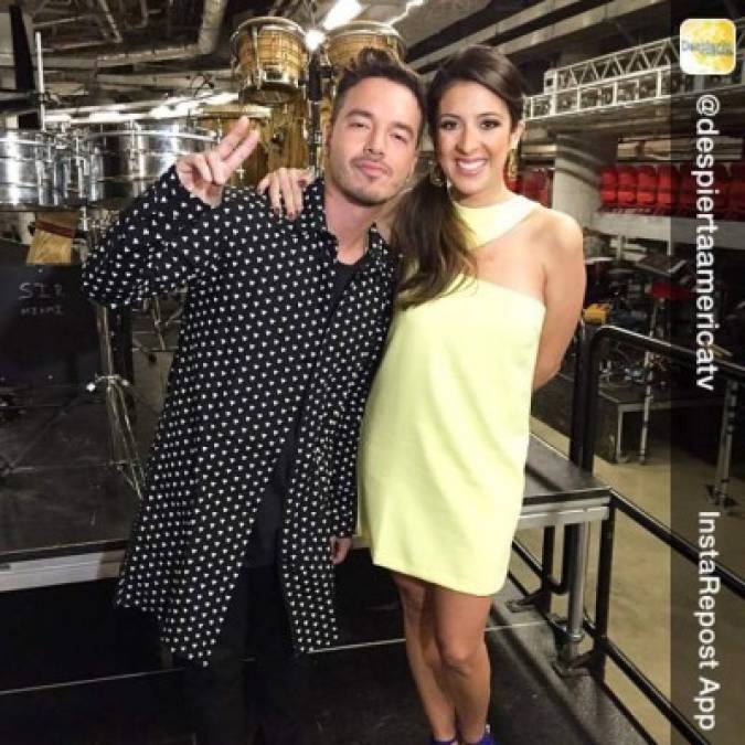 Maity Interiano con J Balvin.