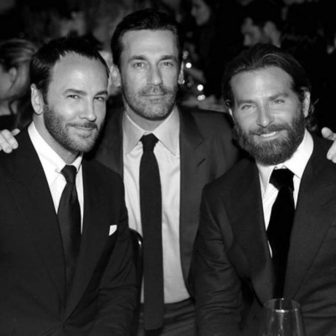 El diseñador Tom Ford junto a los actores Jon Hamm y Bradley Cooper.