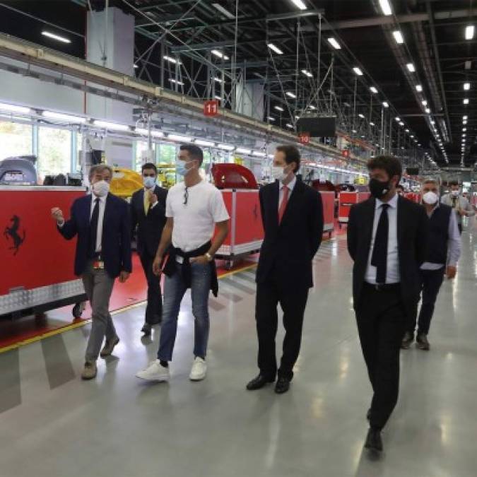 Cristiano Ronaldo asistió a la fábrica de Ferrari en un pueblo al norte de Italia, llamado Maranello, y se compró un exclusivo modelo. Foto Facebook Ferrari.