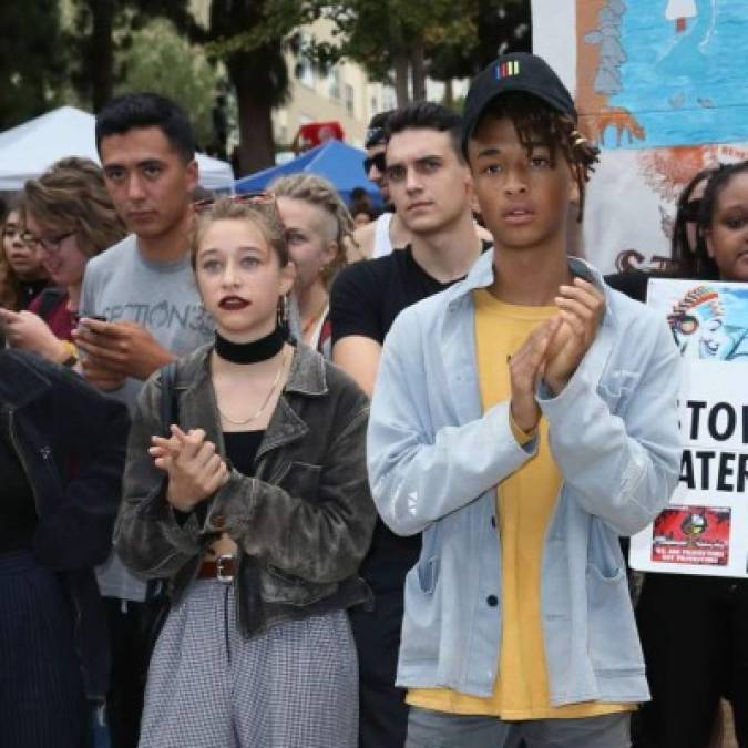 La actriz unió a sus amigos en el Parque MacArthur en Los Ángeles para participar en una manifestación ambiental denominado Climate Revolution.