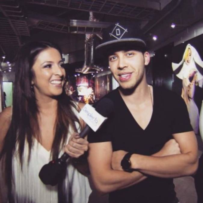 Maity entrevistando a Prince Royce.