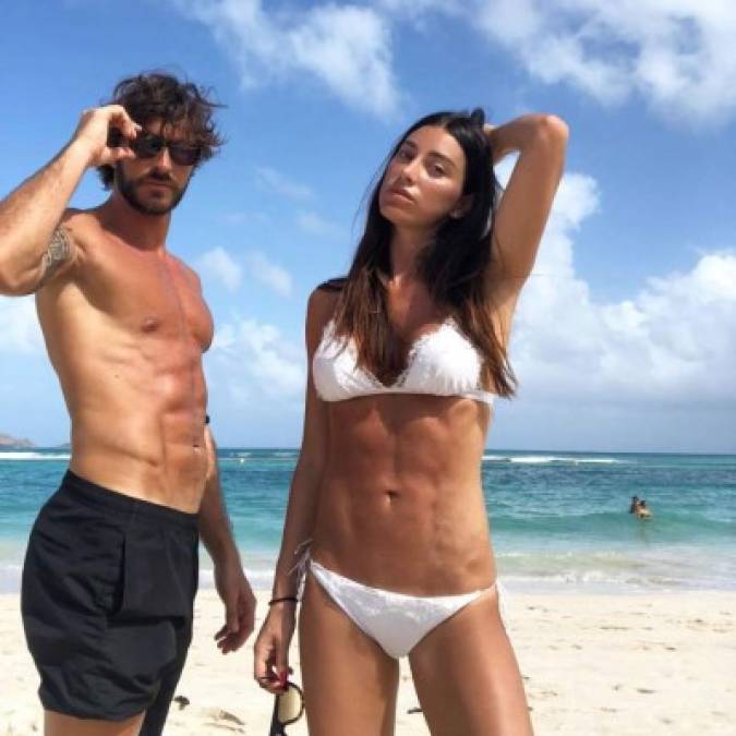 La exmodelo publicó una foto en una playa de la isla St. Barths junto a su nuevo galán, quien es mucho más joven que Vacchi.