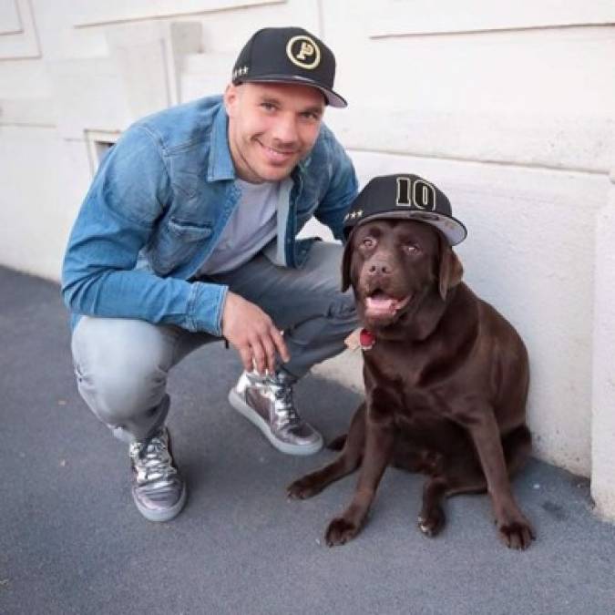 Lukas Podolski y su perro llamado Big. El alemán acaba de iniciar una nueva línea de ropa en el que su mascota es un modelo ejemplar en Instagram.