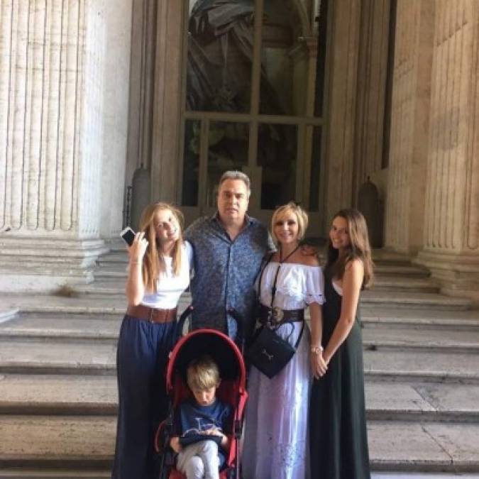 Se casó en 1999 con el empresario Gustavo Díaz Ordaz, con quien formó una familia de tres hijos: Daniela, Alexa y Gustavo Diaz Castro.<br/>