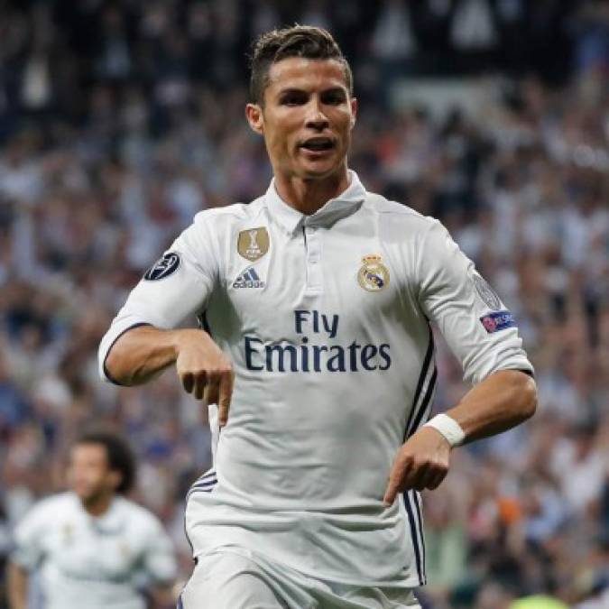 Cristiano Ronaldo volvió a emerger y, con un gol polémico en la prórroga, en la que completó un nuevo 'hat trick', sacó del atolladero al Real Madrid para meterlo en semifinales ante un Bayern Múnich que se despidió con una más que honrosa y orgullosa comparecencia en el Santiago Bernabéu. El delantero portugués volvió a ser decisivo. Primero contuvo el 0-1 con un remate de cabeza y en el periodo adicional evitó que la confrontación llegara a los penaltis al firmar el 2-2 y el 3-2 que daba la séptima clasificación seguida al Real Madrid para las semifinales y acababa con el sueño de remontada de un conjunto bávaro valiente, que hizo honor a su gloriosa historia y que tuvo a su merced a los de Zinedine Zidane casi todo el encuentro, hasta que Arturo Vidal fue expulsado a falta de siete minutos para el final.
