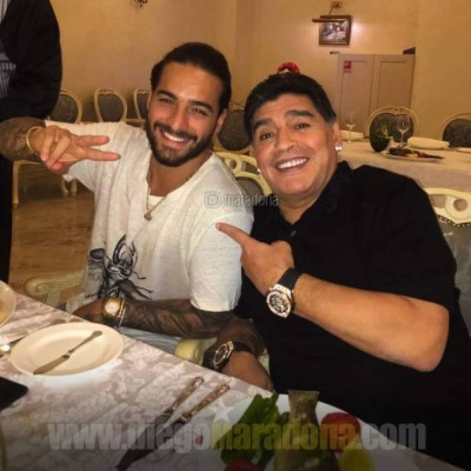 Más allá del beso, algunos seguidores se sintieron disgustados de que el cantante decidiera compartir cámara con uno de los más polémicos ex atletas.<br/><br/>Maradona ha sido criticado por su postura política, apoya públicamente al régimen de Nicolás Maduro, además de sus adicciones.<br/>