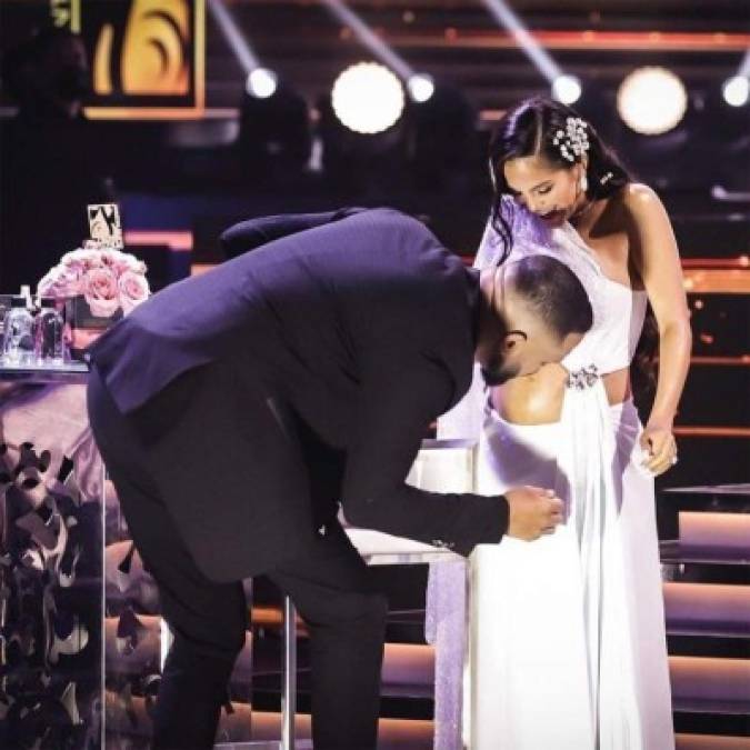 Raphy Pina, pareja de Natti Natasha, dio un beso a la panza de la cantante durante la gala de Premio Lo Nuestro 2021, escenario en el cual dieron al mundo la noticia.