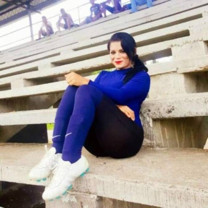 En relación a sus experiencias en la cancha reveló. 'Cuando entro a la cancha me dicen muchas cosas, me dicen que suelte la pelota porque soy muy 'pajera', cuando fallo un gol me dicen que soy dura, eso me molesta porque no saben lo difícil que es estar dentro de la cancha, también me dicen muchos piropos, pero no les hago caso, por eso paso el pleitos con mi pareja sentimental porque no le gusta que juegue fútbol por las cosas que me dicen desde las gradas'.