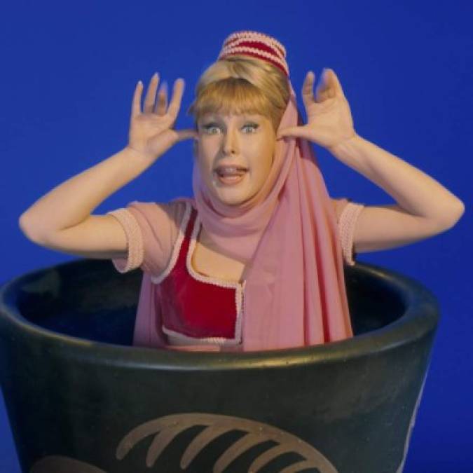 La gran belleza de Barbara Eden también la hizo destacar mucho entre millones de televidentes. Su carisma, ingenio y talento sirvieron para que se convirtiera en una de las comediantes favoritas en su momento.