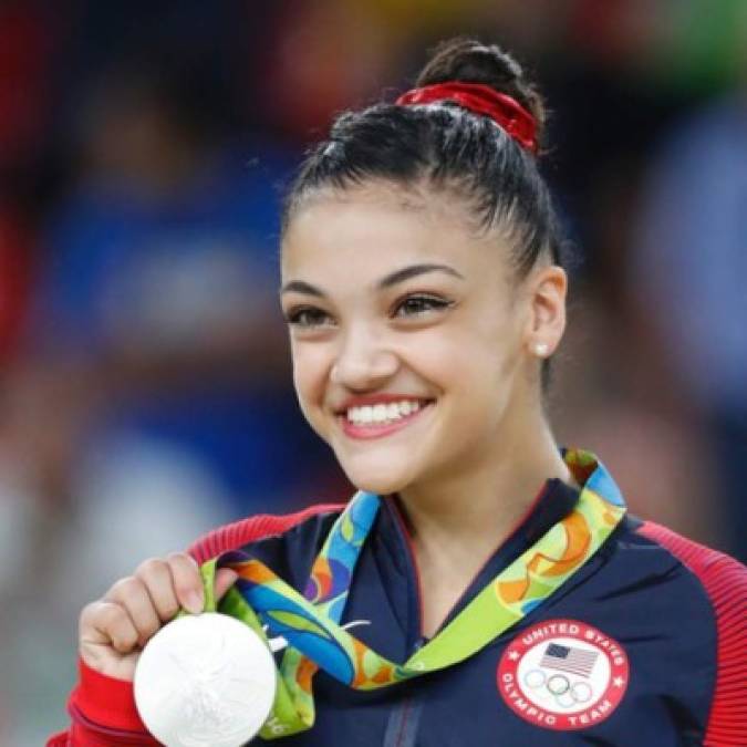 7. Laurie Hernández. Esta joven gimnasta de 16 años y de origen hispano, se ha ganado el corazón de los estadounidenses con su carisma y talento. Ganadora de una medalla de bronce a título personas y tres de oro con el equipo de gimnasta, Laurie va camino a convertirse en una estrella del deporte en EUA. Actualmente participa en el programa televisivo Dancing with the Stars.