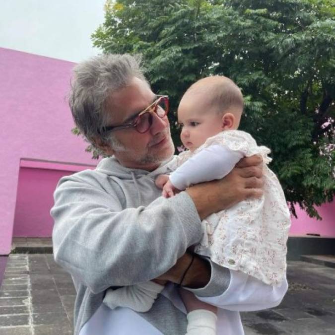 Luego de pasar unos días en España donde se encontró con Sebastián Yatra y Carlos Rivera, 'El Potrillo' recibió una tierna visita en su casa en Guadalajara: la pequeña Cayetana, hija de Camila Fernández y su esposo Francisco Barba.