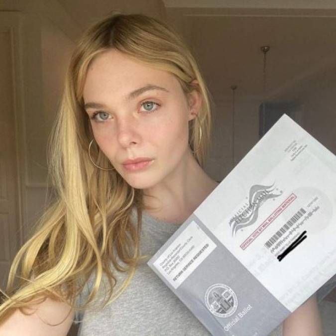 Elle Fanning. <br/>La protagonista de “Maléfica” animó a sus fans a votar en casa antes del 3 de noviembre. <br/>