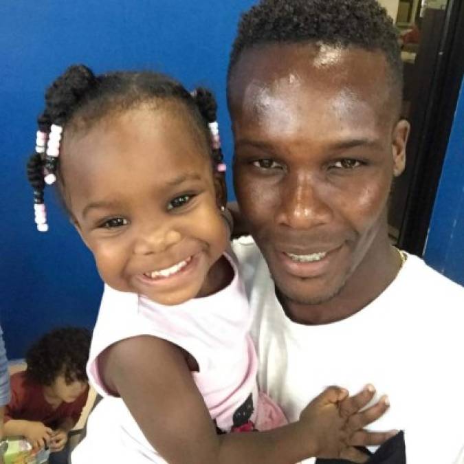 Rubilio Castillo: El delantero hondureño del Saprissa de Costa Rica junto a su hermosa hija.