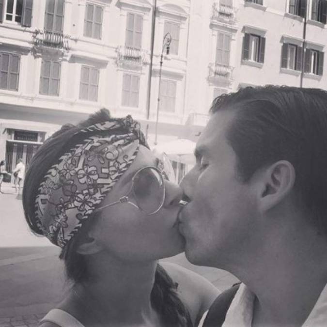 Los románticos besos en las calles de Roma.