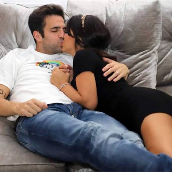 Cesc Fábregas, mediocampista del Mónaco, y su esposa Daniella Semaan se besan durante su confinamiento por la crisis del coronavirus y mandan un mensaje a sus seguidores en Instagram: 'Stay home'.
