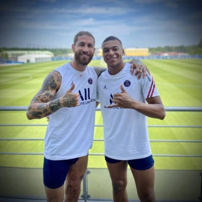 Mbappé posó junto a Sergio Ramos en el entrenamiento del PSG. Muy contentos los dos se tomaron esta fotografía que publicó incluso el exjugador del Real Madrid. Una imagen que trae polémica pues no gustará a los madridistas ya que el defensa español quiere que el delantero se quede en París para jugar con él.