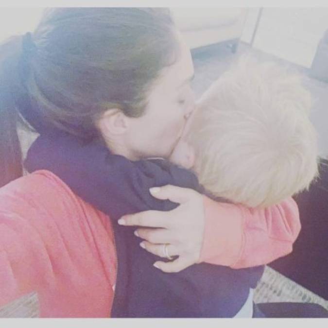 Anahi<br/><br/>La cantante posó junto a su hijo,Manuel, para enviar un mensaje a sus seguidores. '¡Feliz día a todas las mamás!', escribió en su Instagram.<br/><br/>En sus Stories compartió una foto de su propia mamá con el mensaje: '¡Eres la más hermosa del mundo!'.<br/>