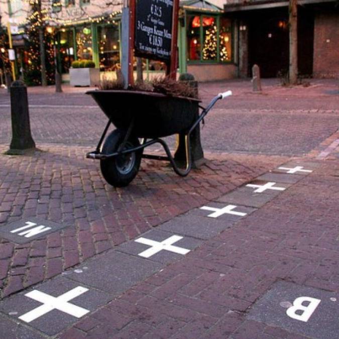 Las fronteras en el pueblo atraviesan casas, patios, plazas, parques, calles, avenidas, comercios y estacionamientos. Hay casas en las que la puerta frontal está en Bélgica y el patio en Holanda.