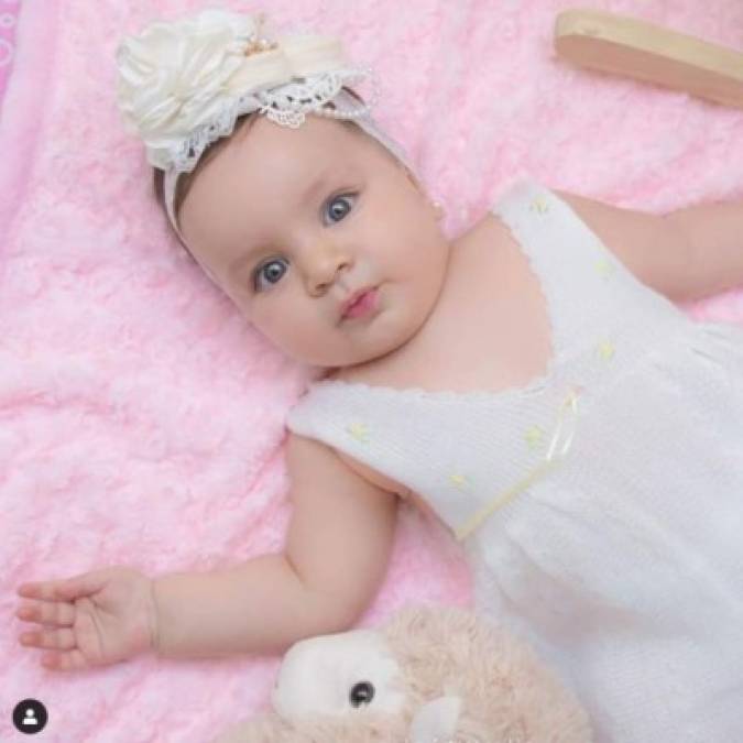 Su tierno rostro y el azul profundo de sus ojos la hacen lucir adorable en cada fotografía.