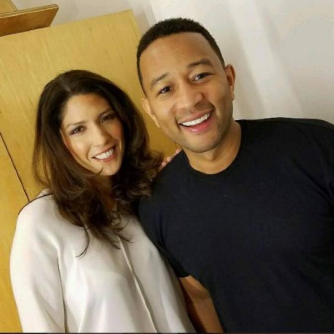 Ha entrevistado a muchas celebridades, en esta foto con el cantante John Legend.