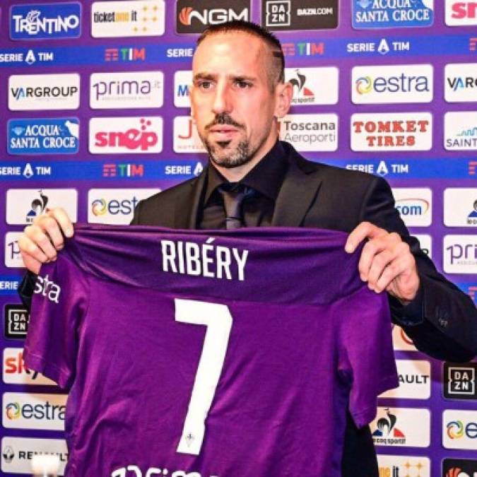La Fiorentina ha presentado a su nueva estrella. El francés Franck Ribéry ha sido ya luce como nuevo futbolista viola y ha comparecido en rueda de prensa ante los medios. Usará el número 7 en su espalda.