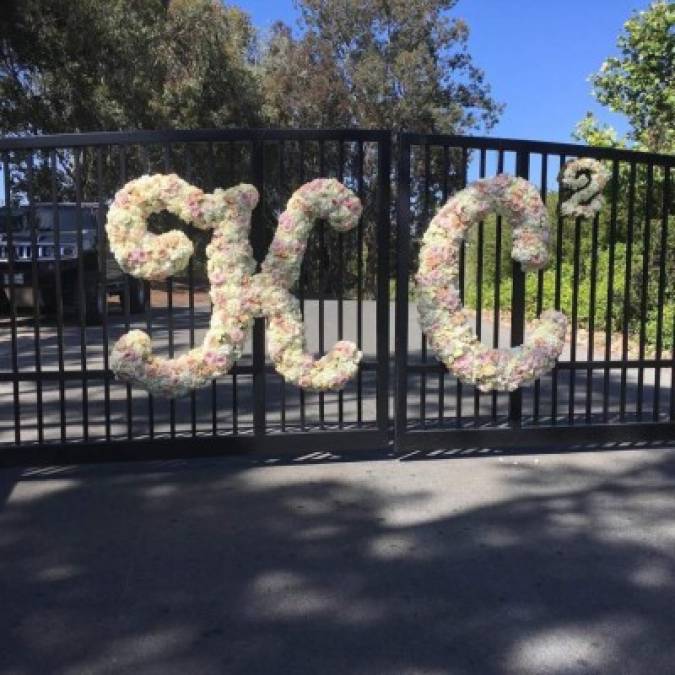 KC AL CUADRADO (por tener ambos las mismas iniciales) decoraron la entrada al predio donde se celebró la boda.