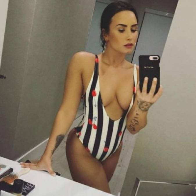 Frente a un espejo, Lovato posa muy sensual con un traje de baño.