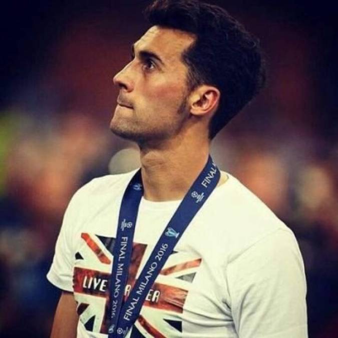 'Ha llegado el momento de decir adiós', el defensor español Arbeloa ha decidido retirarse del fútbol tras su paso por el West Ham de Inglaterra. El jugador lo ganó con el Real Madrid, rumores señalan que no encontraba equipo por lo que su decisión de retirarse habría sido por dicha razón.