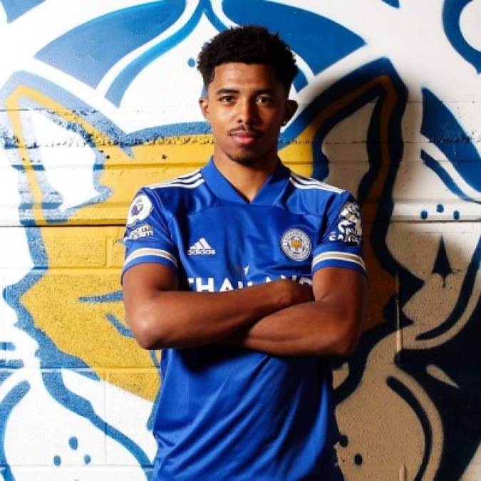 ¡Ya es oficial! El Leicester City anunció el fichaje de Wesley Fofana, quien llega procedente del Saint-Etienne, club que recibirá 30 millones de libras por el traspaso. El defensa francés llega para reforzar al conjunto de Brendan Rodgers, que recientemente goleó al City (2-5) y que sigue potenciando su plantila para aspirar a lo máximo en esta Premier League.