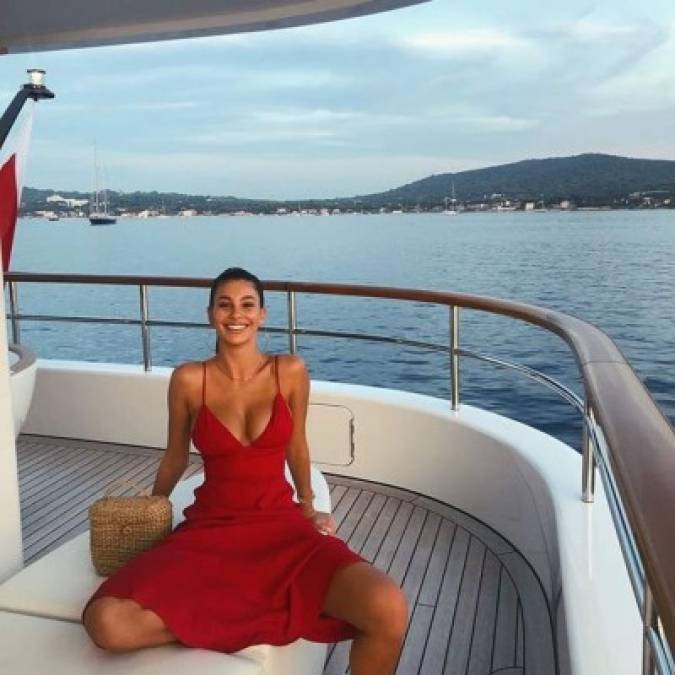 La modelo argentina Camila Morrone y el oscarizado actor han pasado unos días en las bellas costas de Italia, en donde se han dejado ver disfrutando de varias actividades en el mar.<br/>