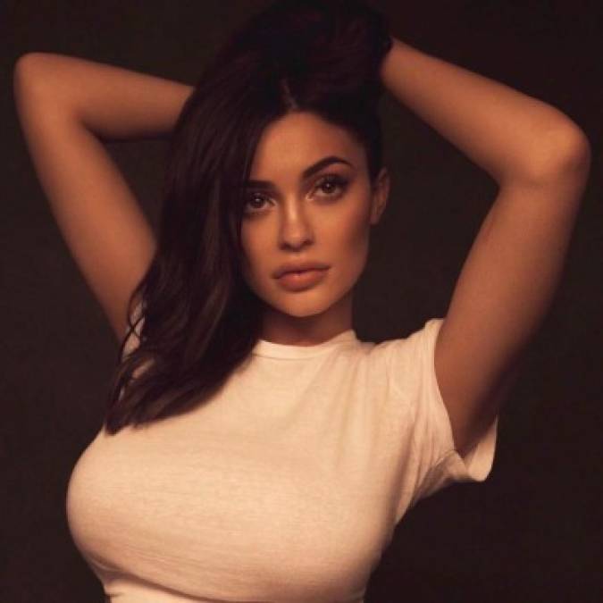 En pocos años Kylie Jenner ha logrado sobrepasar la fama de todas sus hermanas con una empresa millonaria de cosméticos y una popularidad extraordinaria en redes sociales.<br/>