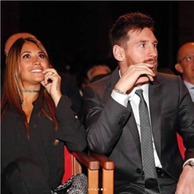 Messi llegó acompañado al acto por su siempre hermosa esposa Antonela Roccuzzo.