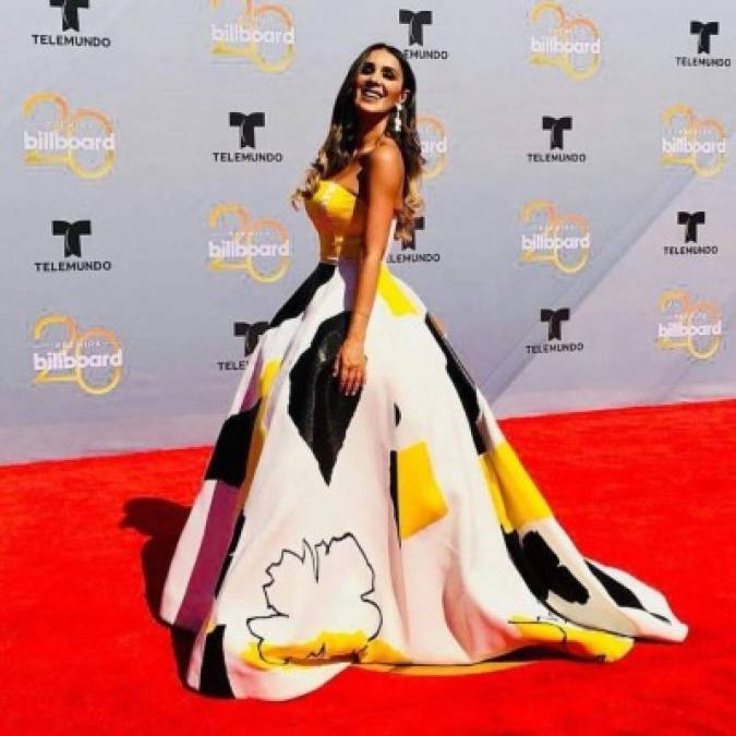 La actriz Catherine Siachoque fue otra de las que se lució con su atuendo. Espectacular.