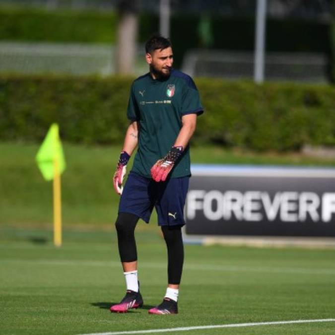 Bombazo. El guardameta italiano Donnarumma, pretendido por muchos equipos del viejo continente, tiene un acuerdo con el Paris Saint-Germain según el periodista Duncan Castles. Según afirmó el periodista vía Twitter, el PSG fichará al arquero procedente del Milán y podría cederlo a cualquier otro club en su primer año. Foto Facebook Donnarumma.