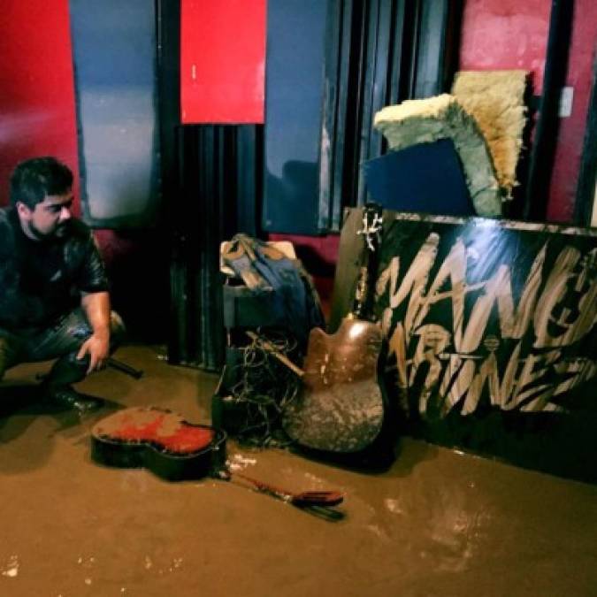 'Este ha sido el lugar fuente de inspiración de toda la música que ha llegado a ustedes. La inundación fue tan rápida que no salvamos mucho. Perdimos años de trabajo pero vamos a luchar', escribió Manu junto a una foto en la que muestra cómo quedó su hogar.