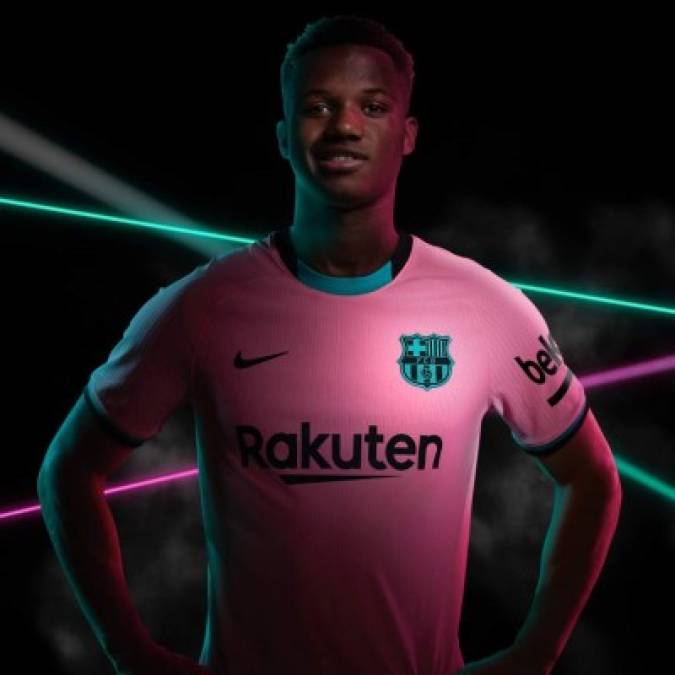 Además, el Barça señala que estas tonalidades reflejan también la tecnología utilizada para confeccionar la camiseta: la base rosa representaría la ligereza del tejido y la libertad de movimientos, mientras que los detalles verdes remiten a la buena transpiración, así como la absorción del sudor y la sensación de frescor. Para su confección se utiliza material reciclado conseguido a partir de botellas de plástico.