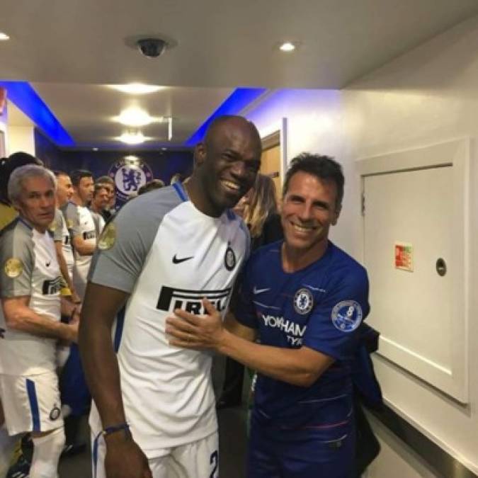 'Con mi amigo Gianfranco Zola': escribió Suazo al compartir la imagen en Instagram.