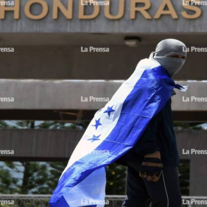 Según versión de algunas personas dentro de la Universidad, hay varios estudiantes heridos de bala.