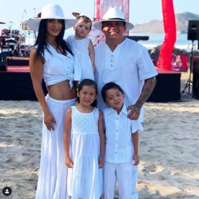 “La verdad estamos súper contentos, lo demás no importa, nada más la felicidad de nosotros”, expresó Edwin Luna a los medios de comunicación cuando salían de la iglesia. <br/><br/>