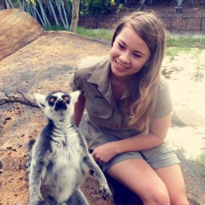 A sus 18 años, mirá como está Bindi, la hija del cazador de cocodrilos. Bindi Sue Irwin nació el 24 de julio de 1998. Es una actriz, una personalidad de la televisión, un conservacionista, un cantante, y un bailarín australianos. La pequeña hija de Steve Irwin, el cazador de cocodrilos, que murió tras la picadura de una mantaraya ya creció y es toda una mujer.<br/><br/>