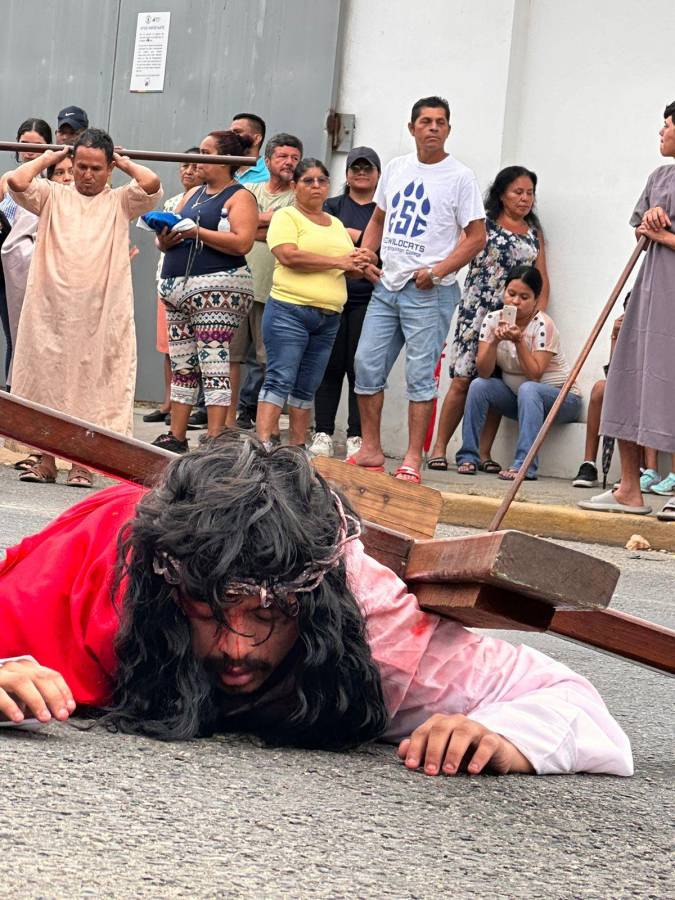 Kevin Morales personifica a Jesús en el viacrucis que se realiza en el barrio Medina, dramatizado por el grupo Nazareno.