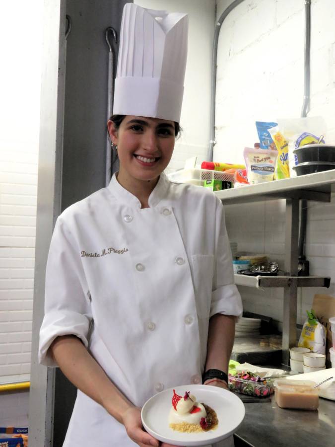 La chef Daniela con uno de sus postres en el restaurante Lima51.