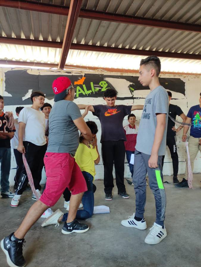 Más de 400 jóvenes son beneficiados con los talleres de teatro que brinda gratuitamente Teatro La Fragua, esto en diferentes comunidades con acentuados problemas sociales.