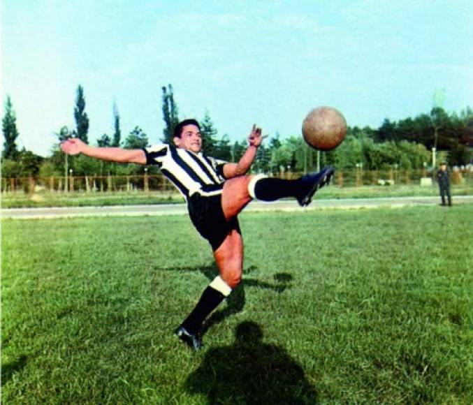 Garrincha - Futbolista brasileño, adicto al alcohol y al tabaco desde los diez años, se convirtió en un referente histórico junto a Pelé. Murió en 1983 a los 49 años a causa de la bebida.