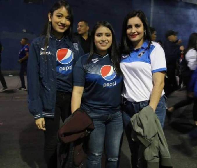 Tres hermosas chicas que también se hicieron presente al estadio Nacional.