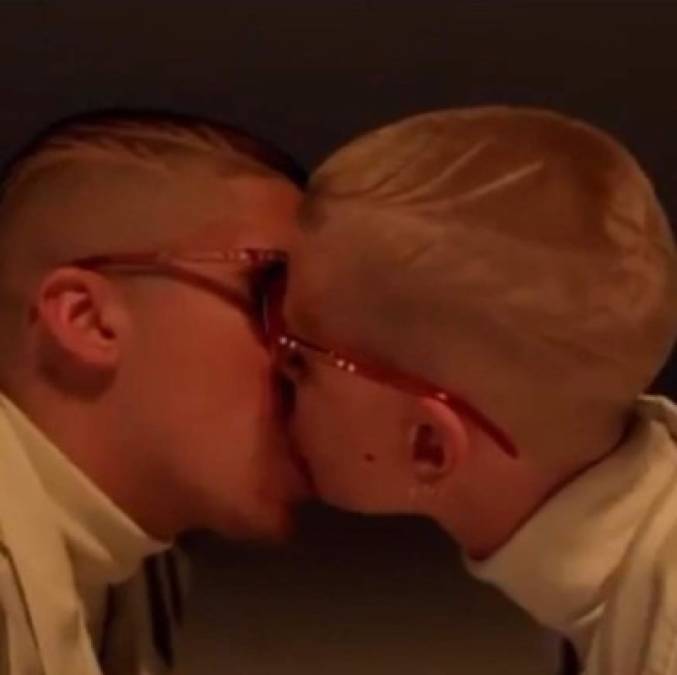 Sobre el beso con Bad Bunny, Jazzy dijo que este se interpreta como el amor propio, parte del mensaje del video. La joven también agregó que el cantante fue muy respetuoso y trató de que el momento fuese cómodo para ella, recalcando que todo fue hecho de manera profesional.