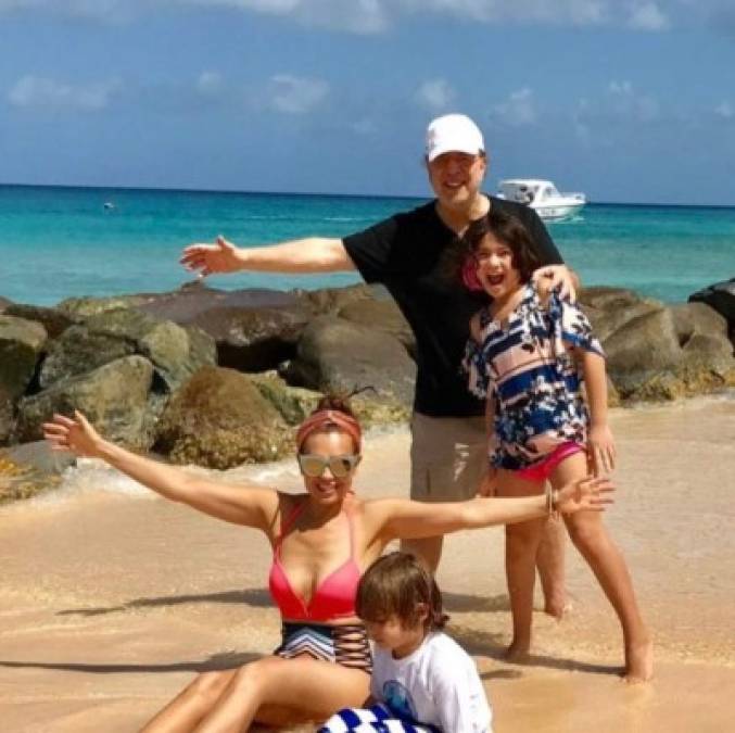 Tommy Mottola recurrió a su cuenta de Instagram para compartir fotografías de sus vacaciones con Thalía y sus hijos Sabrina Sakaë y Matthew Alejandro.